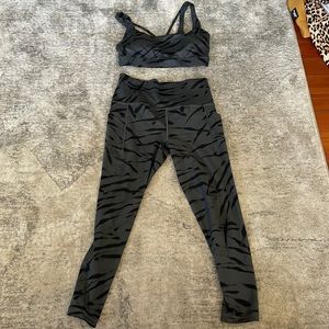 athleta salutation stash pocket high waisted & size small exhale bra